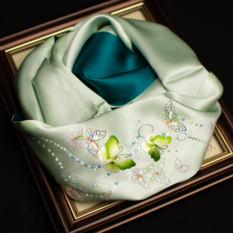 Écharpe en pure soie brodée de - Silk Neck Scarf avis et prix