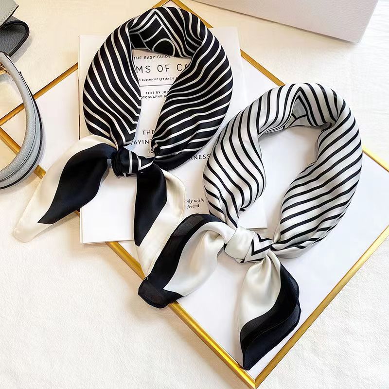 Mode carré 70 cm noir et blanc - Silk Tie Striped avis et prix